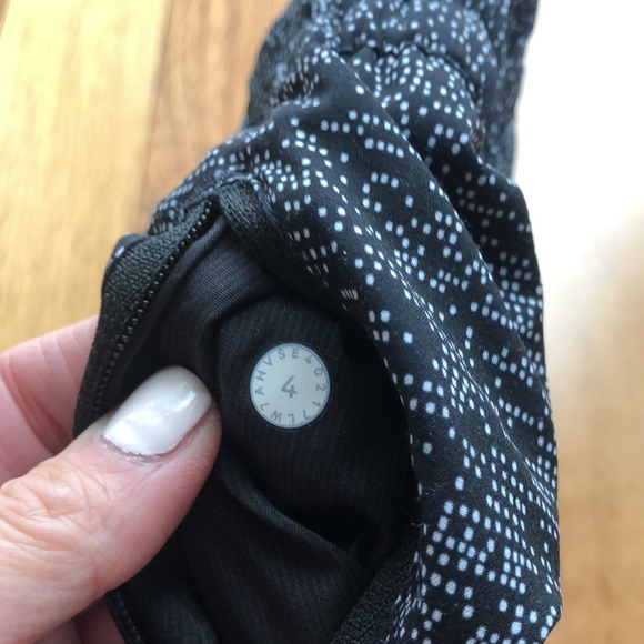 Lululemon hotty hot shorts - Picture 2 of 7